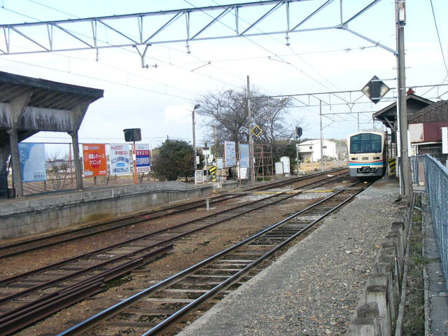駅の風景　珍しい３本線の日野駅